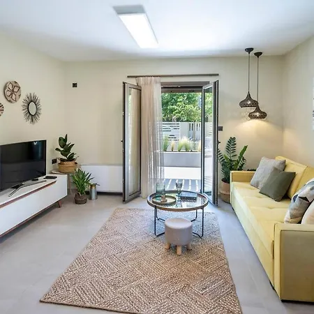 Mi Casa Su Casa *